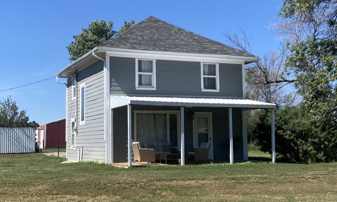 Lethbridge County Other | Modern Homestead Hideaway(4 miles east of Lethbridge)