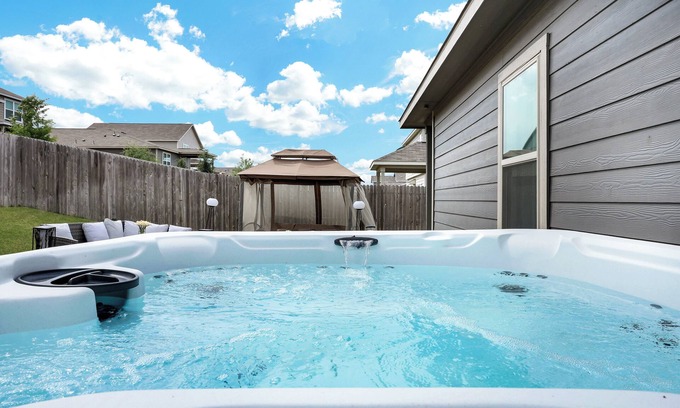 Converse House | Modern Hot Tub Escape | Yard BBQ Pets Games WiFi