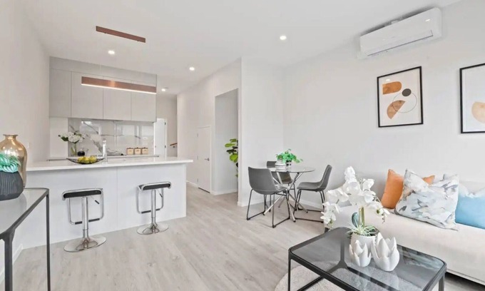 Orewa House | Modern house in Orewa close to the beach, cafes, restaurants and entertaintment