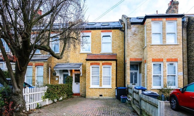 Wimbledon House | Modern House in West Wimbledon with office and parking