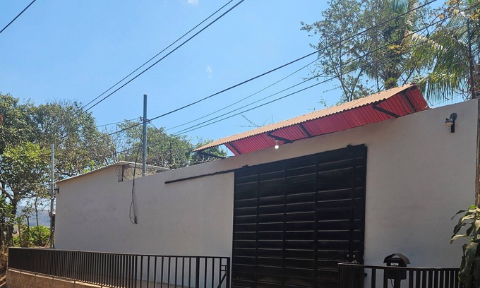 Caluco House | Modern House near a river "La Casita Cruz"