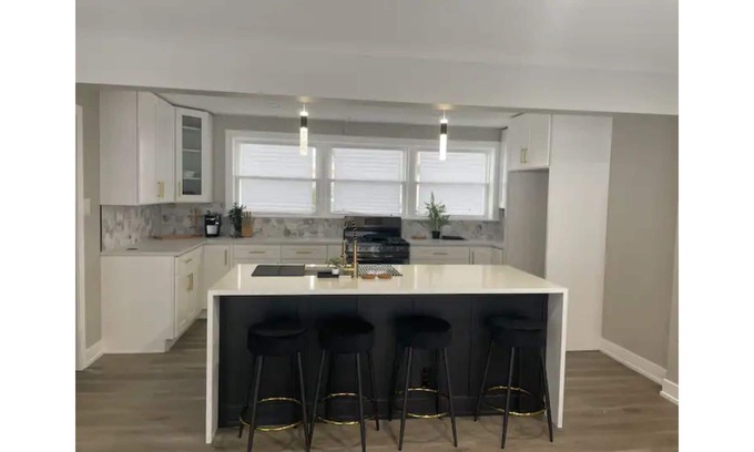 Calumet Heights House | Modern House Near Downtown 8ppl