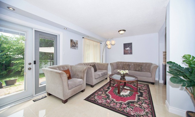 Richmond Hill House | Modern House, Private Gym Garden & 4 Parking for Your Family