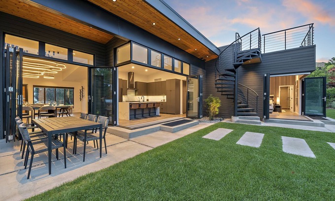 Greater Avenues House | Modern House with Pool Overlooking City