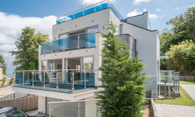 Cowes House | Modern House with amazing views sleeps 10-12