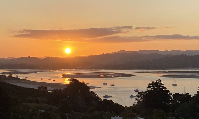 Mahurangi West House | Modern house with views in Ti Point