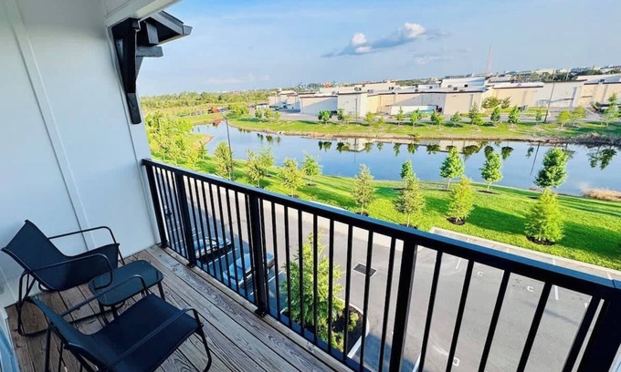 Lake Buena Vista Apartment | Modern King Apt w Water view, Pool Gym Near Parks