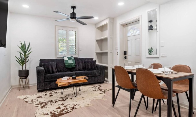 Cherrydale Apartment | Modern King Bed | 15 Min to DC | Backyard