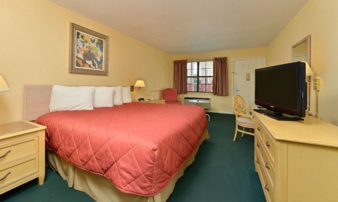 Meridian House | Modern King Room w/ Elegant Ambiance! Free WiFi