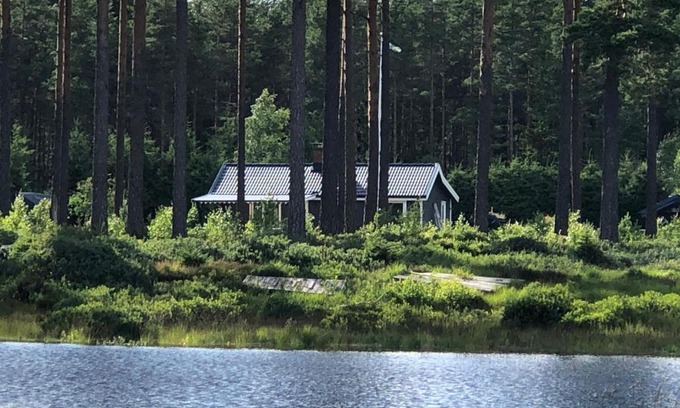 Skillingaryd House | Modern lakeside cottage & boat near Isaberg