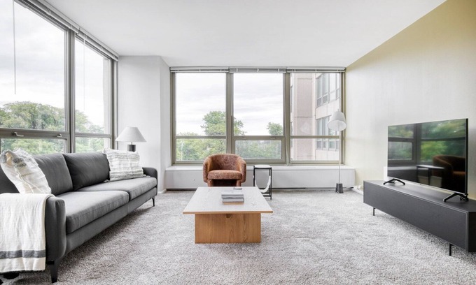 Lake View East Apartment | Modern Lakeview 2BR w/Deck, Pool & Gym, nr Lincoln Park, by Blueground