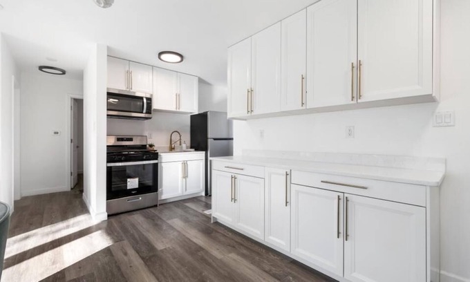 Gary House | Modern Living 3 bed 2 bath 7 mins to the Beach