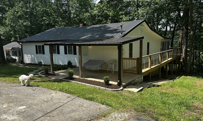 Nancy House | Modern Lodge! Lakeview Retreat! 2 mins to Lees Ford Marina