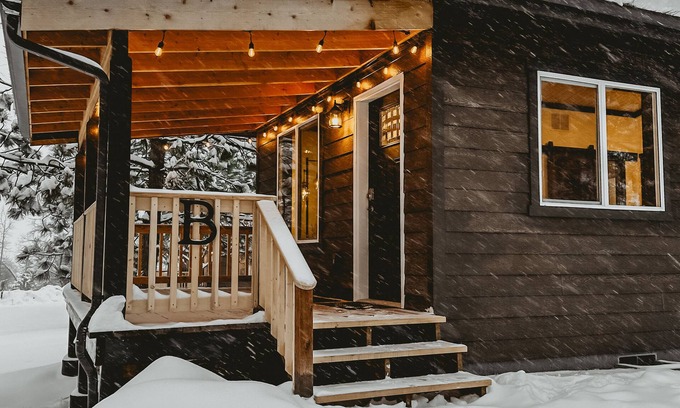 Creston Cabin | Modern Lodge Styled Cabin. 30 mins from Glacier Park. Mtn Views and Pond Onsite