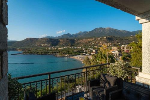 Stoupa Apartment | Modern Loft at Kalogria Beach