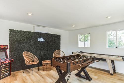 Del Haven House | Modern Log Cabin at the beach with Hot Tub, Game Room and Fire Pit