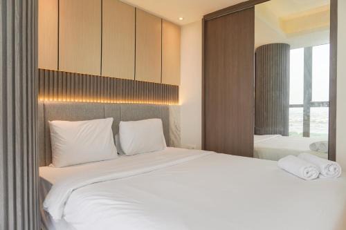 Pantai Indah Kapuk Apartment | Modern Look and Comfy 2BR Gold Coast Apartment By Travelio