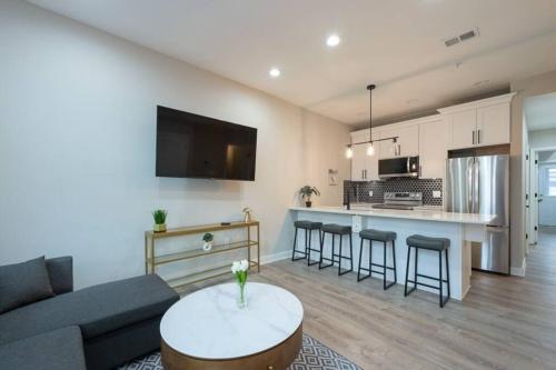 Southeast Apartment | Modern LUX 2BR Apartment in DC with Patio