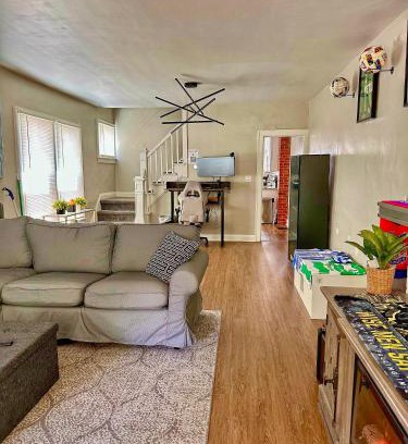Columbus House | Modern Luxe 3BR 1BA with Bar 9