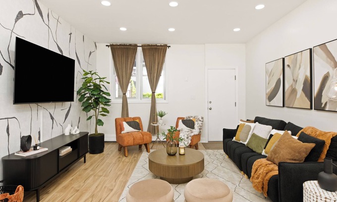 Union City Apartment | Modern LUXE Apt near NYC + Backyard