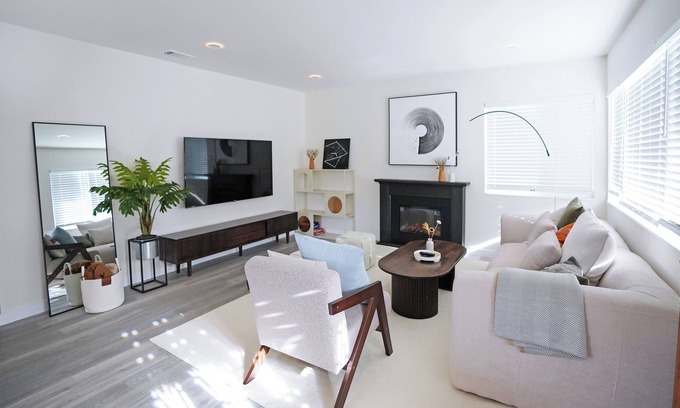 Paradise Valley House | Modern & Luxurious 3BR near SFO for Families/Executives Fast WiFi Free Parking