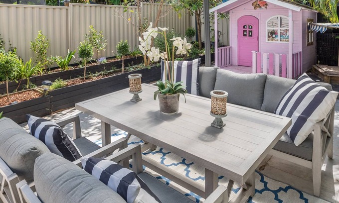 Wynnum West House | * MODERN & LUXURIOUS * 3 bed Entire Top Floor Guest Suite Close to the beach.