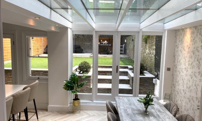 Holland Park Apartment | Modern luxurious 3 bed flat with private garden & BBQ