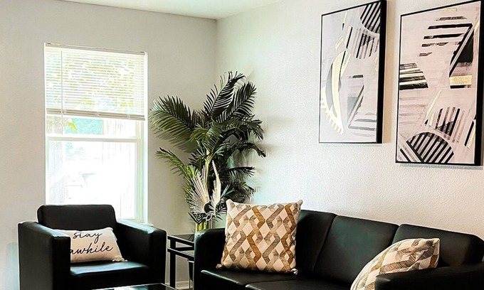 Springdale Condo | Modern luxurious condo - 5mins to Lake & Mall