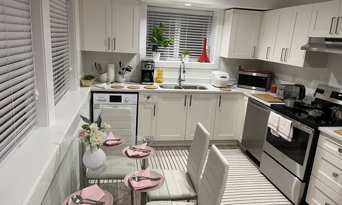 Maple Ridge House | Modern, luxurious fully contained 1 bed/1 bath suite with the private entrance🎉
