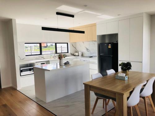 Manurewa Villa | Modern & Luxurious Home 3