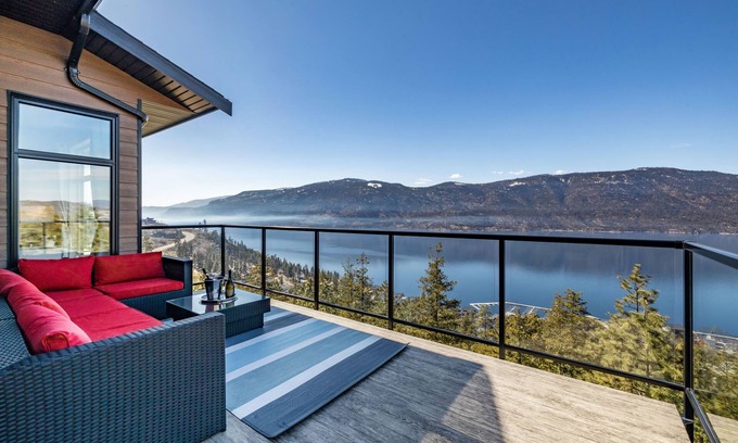 McKinley House | Modern & Luxurious Townhouse with 10/10 Lake VIEWS