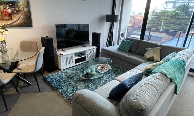 South Yarra Apartment | Modern Luxurious with private parking on premises and fast internet