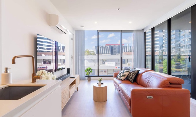 Glen Waverley Apartment | Modern Luxury 2B2B Sky Garden SmartTV