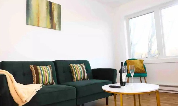 West New Haven Apartment | Modern Luxury 2BD APT-Close To Everything-Free Wine