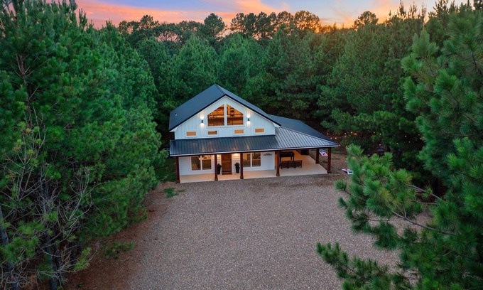 Broken Bow Cabin | Modern Luxury Cabin (Built in 2020), Covered Patio, Hot Tub, Pet Friendly
