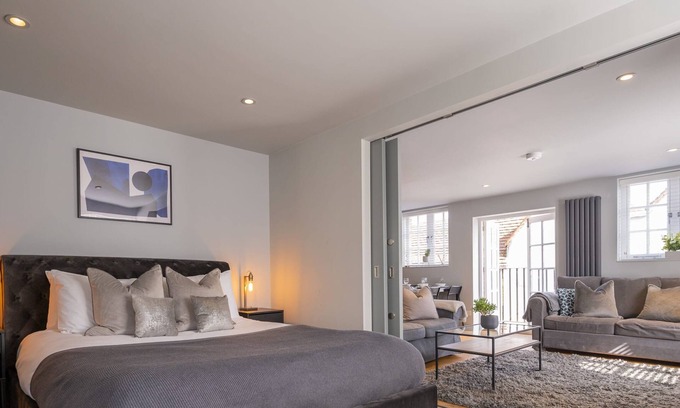 Henley Apartment | Modern Luxury Apartment In The Heart of Henley