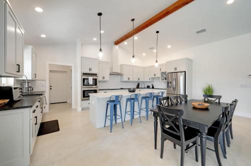 Fredericksburg House | Modern luxury Hill Country escape gorgeous views