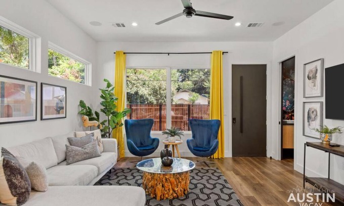 East Cesar Chavez House | Modern Luxury Home - Minutes from Lady Bird Lake