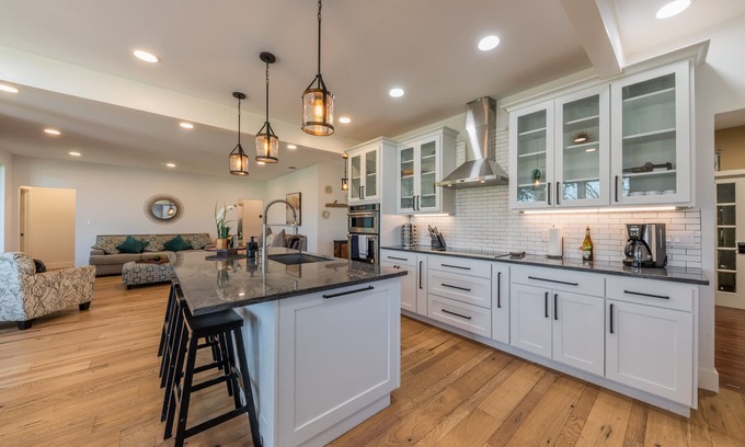 Hutto House | Modern luxury home - on 1/2 acre near Kalahari