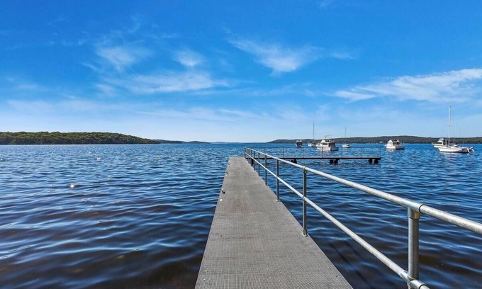 Gwandalan House | Modern Luxury Home on the Lake Macquarie n300 meters to a Boat ramp and Jetty!