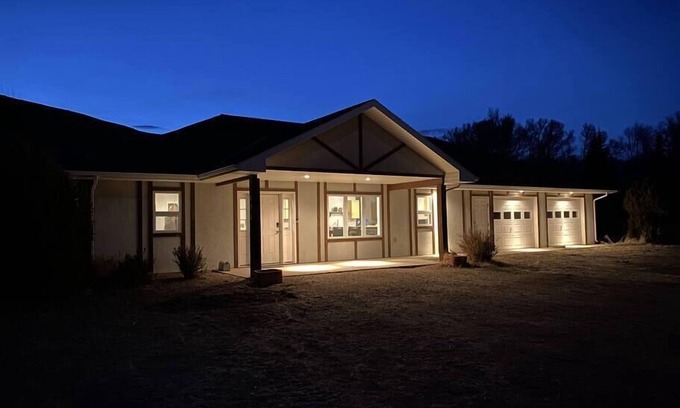 Dubois House | Modern Luxury Home on the River w/3 Bedrooms