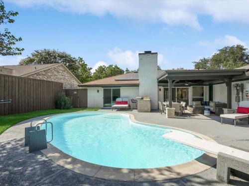 Plano House | Modern Luxury Home Pool Oasis & Backyard Retreat