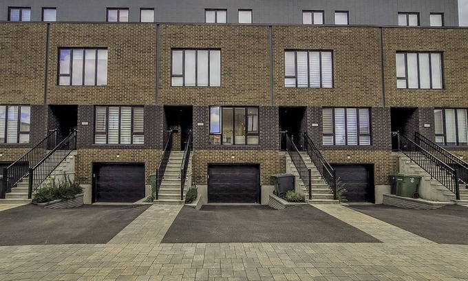 Montreal House | Modern Luxury Townhouse 3 Beds + Office & Garage