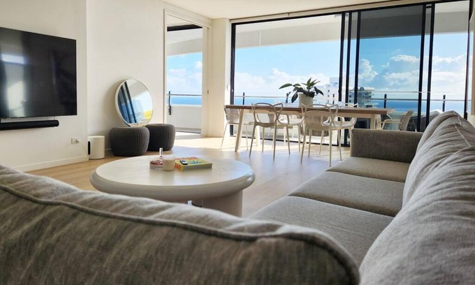 Broadbeach Apartment | Modern luxury with breathtaking ocean views