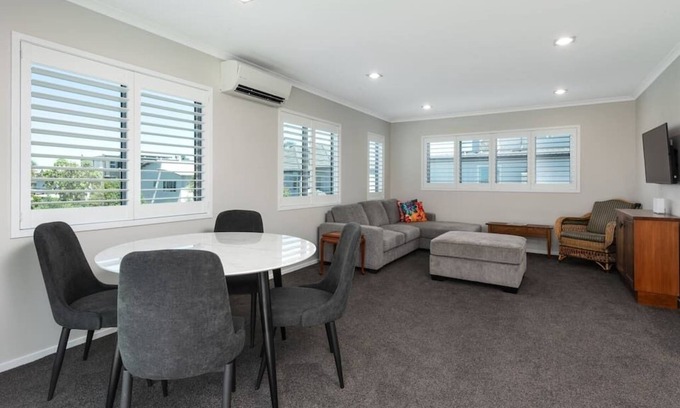 Mount Maunganui House | Modern Marine Parade Apartment