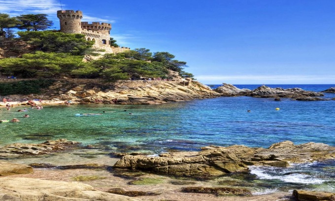 Sils Villa | Modern Marvel - 26km to Costa Brava beaches!