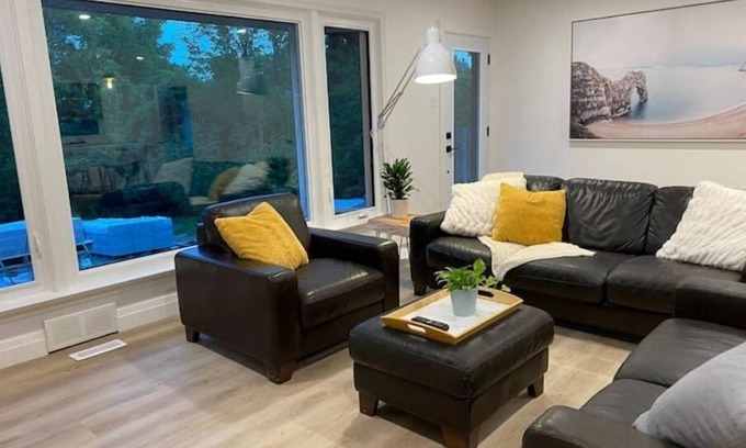 Barrie House | Modern meets nature. Short stroll to lake and downtown. Newly renovated.