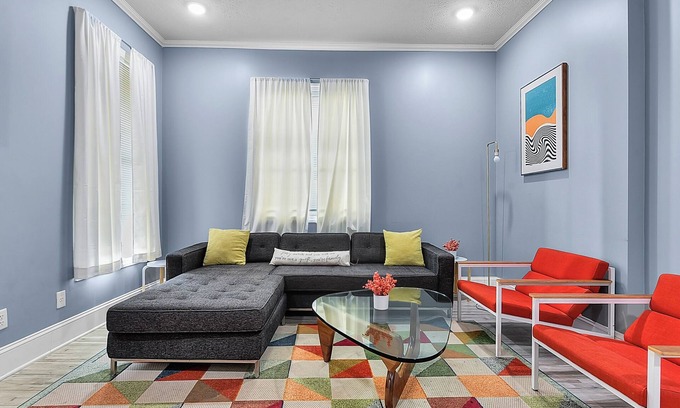 Downtown Omaha Apartment | Modern Midtown 1B Apartment | King Bed & Smart TVs