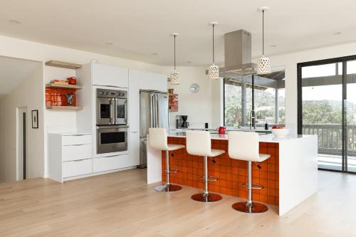 Yucca Valley House | Modern Mosaics- Joshua Tree Chef Home On Hill Spa