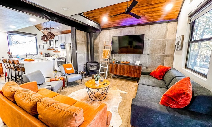 Ruidoso Cabin | Modern Mountain Cabin with AC, beautiful Views. 3 min to Midtown.